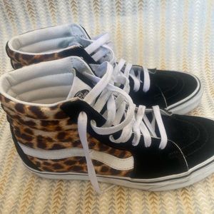 Lightly worn size 8 Vans high top sneakers.